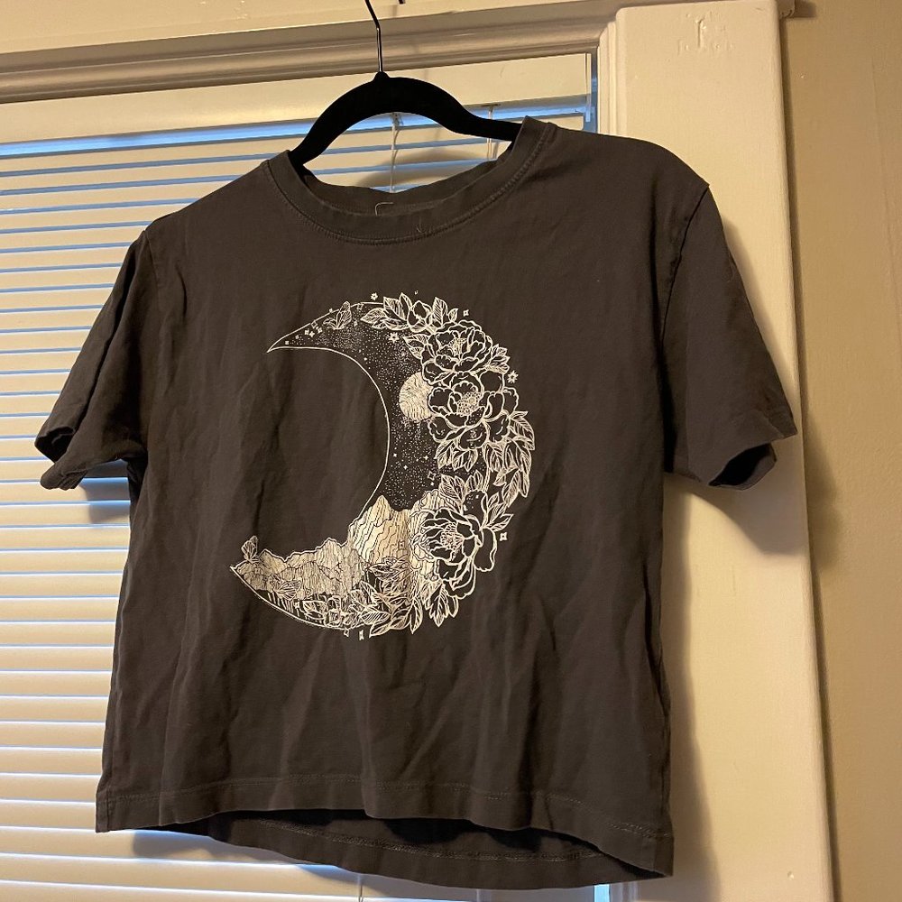 Cropped graphic shirt